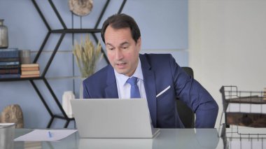 İşadamı şok kaybı, huşu içinde merak tarafından orta yaşlı