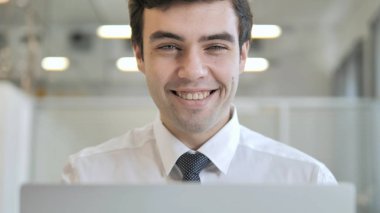 Evet, Genç İşadamı İş Yerinde Teklif Kabul