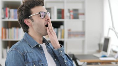 Ofiste Esneyen Yorgun Yaratıcı Adam Portresi