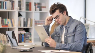 Üzgün Yaratıcı Adam Ofiste Tablet Üzerinde Kaybına Tepki