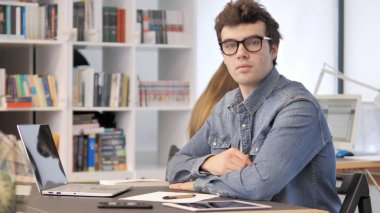 Yaratıcı Adam Ofiste Kamera bakıyor