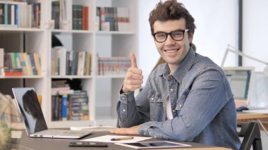 Yaratıcı Adam Kameraya Bakarak Thumbs Up