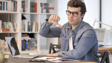 Thumbs Down Yaratıcı Adam Kamera bakarak tarafından