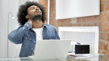 İş Yerinde Boyun Ağrısı ile Yorgun Afrikalı Adam