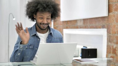 Afrikalı Adam Görüntülü Sohbet için Konuşuyor