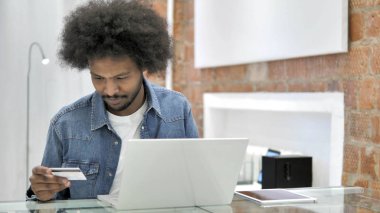 Online Ödeme, Afrikalı Man tarafından Online Alışveriş