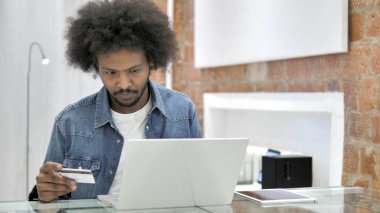 Afrikalı Man tarafından Online Alışveriş, Online Ödeme