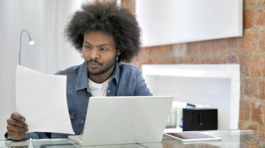 Pensive Afrikalı Adam Okuma Sözleşmesi