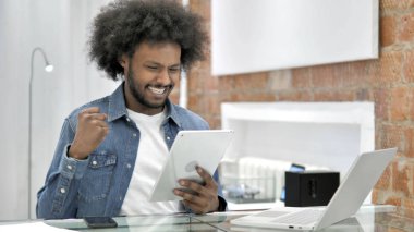 Afrikalı Adam Tablet te Projenin Başarısını Kutluyor