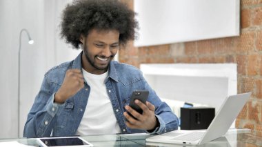 Afrikalı Adam Loft Office Smartphone Başarı için Heyecanlı