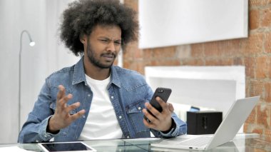 Afrikalı Adam Loft Office Smartphone Üzerinde Kaybına Tepki