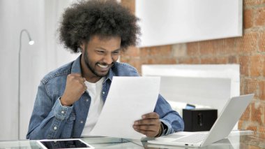 Heyecanlı Başarılı Afrikalı Adam Okuma Sözleşmesi