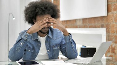 Üzgün Afrikalı Adam Kayıp Raporu Okuma