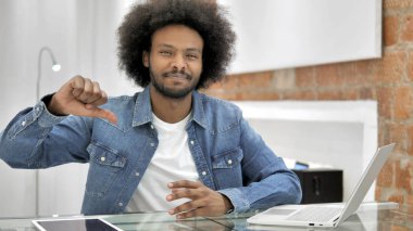 Kameraya Bakan Afrikalı Adam tarafından Thumbs Down