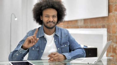 Hayır, Afrikalı Adam Kameraya Doğru Parmağını Sallıyor