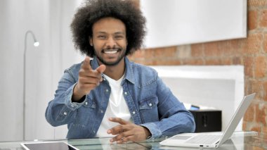 Afrikalı Adam Parmakla İşaret