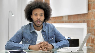 Kameraya Bakan Awe'de Şok Afrikalı Adam