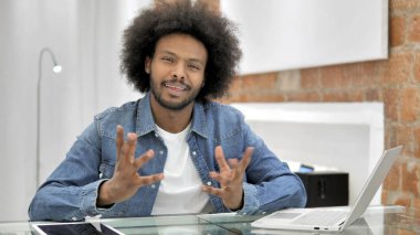 Konuşan Afrikalı Adam Proje Tartışıyor