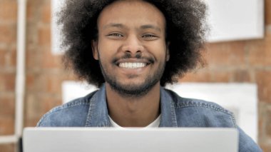 Gülümseyen Yaratıcı Adam, Frontal Görünüm