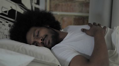 Rahatsız Huzursuz Afrikalı Adam Gece Uyumaya Çalışıyor