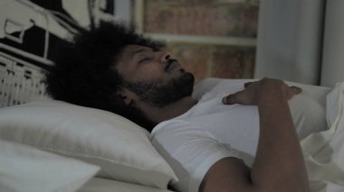 Afrikalı Adam Gece Yatakta Uyuyor
