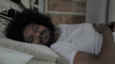 Afrikalı Adam Gece Uyku için Yalan