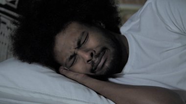 Afrikalı Adam Gece Yatakta Ağlıyor