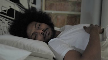 Afrikalı Adam Yatakta Gece Uyku