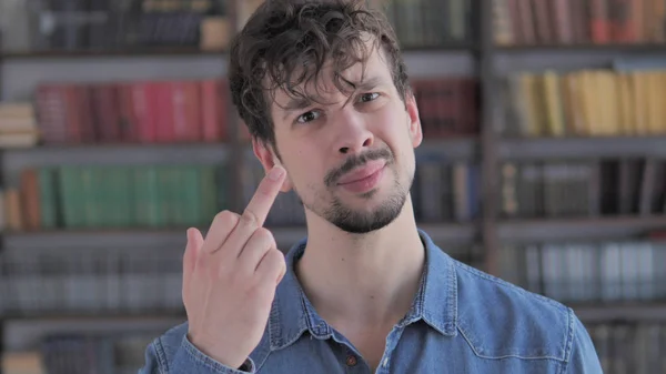 Dühös alkalmi fiatal ember mutatja a középső ujj — Stock Fotó