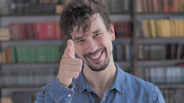 Barba Casual Hombre joven señalando hacia la cámara — Foto de Stock