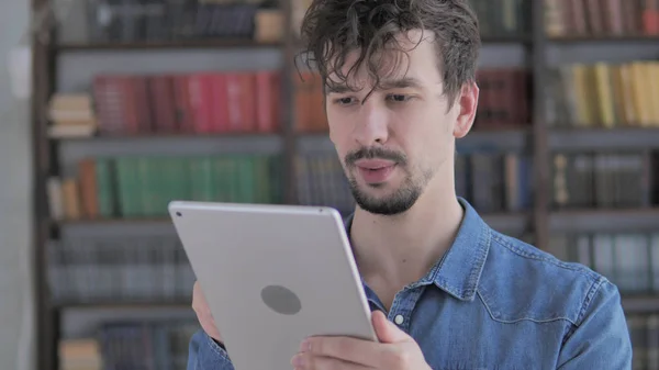 Giovane uomo casuale che utilizza tablet sul posto di lavoro — Foto Stock