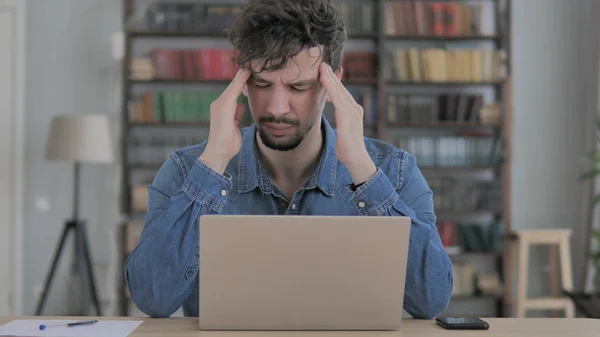 Kopfschmerzen, Verspannungen im Büro, Schmerzen — Stockfoto