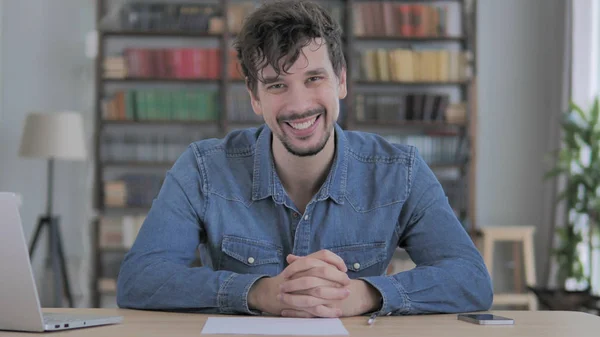 Retrato del joven sonriente mirando la cámara en la oficina casual — Foto de Stock