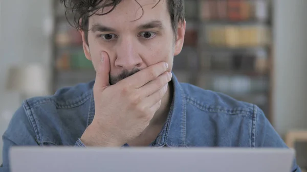 Close-up van casual man in shock reageren op tragische mislukking op het werk — Stockfoto