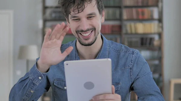 Tablet rahat genç adam tarafından online görüntülü sohbet — Stok fotoğraf