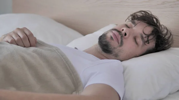 Evde yatakta uyumak rahat genç adam