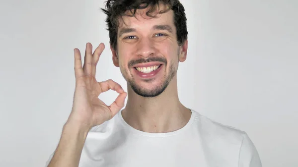 Retrato de hombre casual joven satisfecho Gestos Signo de Okay —  Fotos de Stock