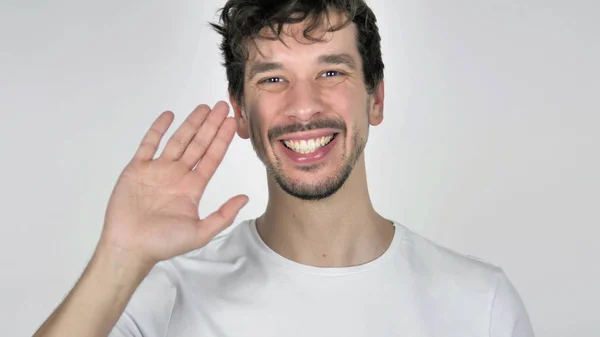 Retrato de un joven hombre casual saludando con la mano para dar la bienvenida — Foto de Stock