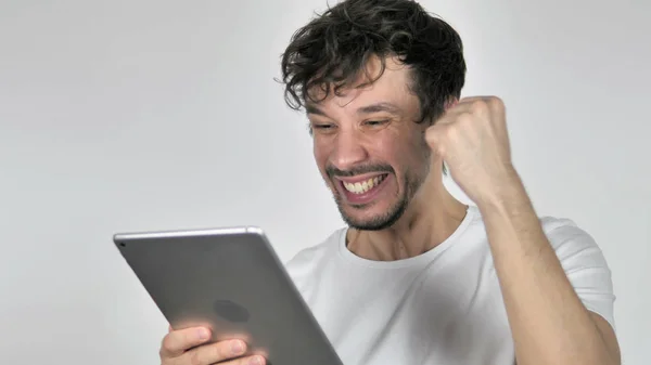Joven hombre casual emocionado por el éxito mientras se utiliza el teléfono inteligente — Foto de Stock