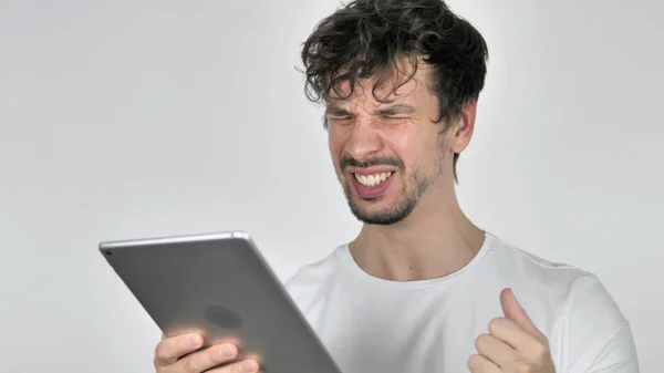 Hombre Casual joven reaccionando a la pérdida mientras usa Smartphone —  Fotos de Stock