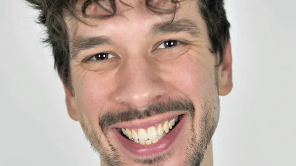 Primer plano de la sonriente cara de hombre casual joven, fondo blanco — Foto de Stock