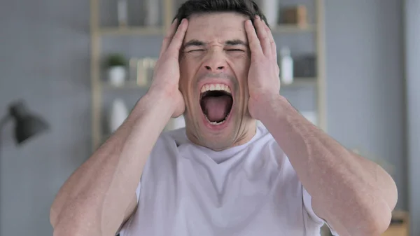 Bağırarak, öfke içinde genç adam çığlık