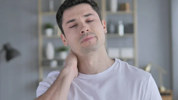 Stanco giovane uomo cercando di rilassarsi corpo da stretching — Foto Stock