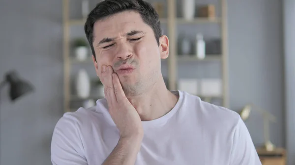 Diş ağrısı, diş enfeksiyonu olan genç adam — Stok fotoğraf