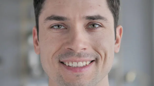 Close-Up de cara jovem sorridente — Fotografia de Stock