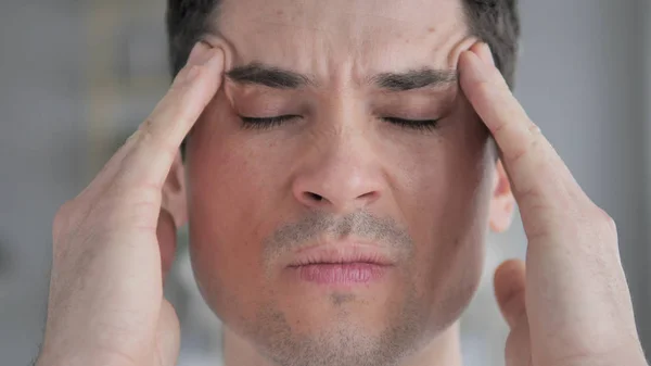 Face Close Up of Young Man com dor de cabeça — Fotografia de Stock