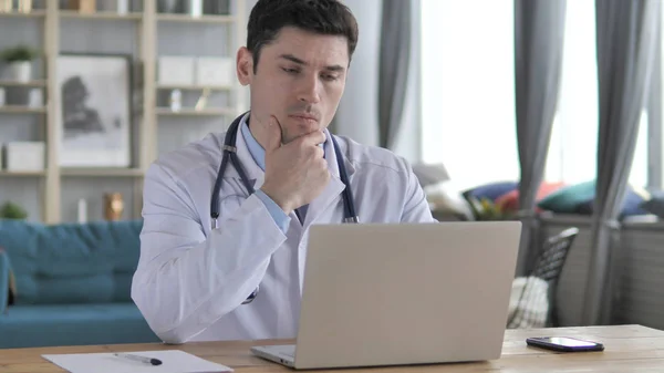 Doctor Pensando y trabajando en el ordenador portátil — Foto de Stock