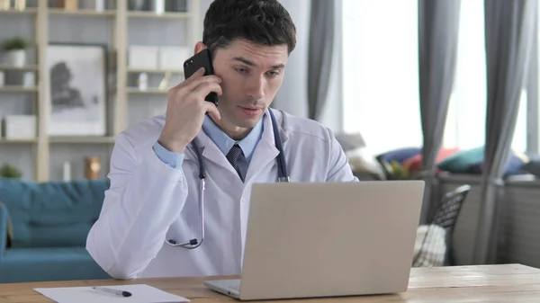 Doctor hablando con el paciente en la clínica — Foto de Stock