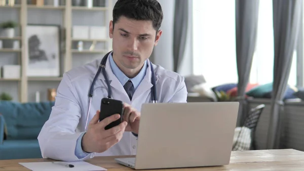 Dizüstü bilgisayarda çalışan ve Smartphone kullanarak doktor
