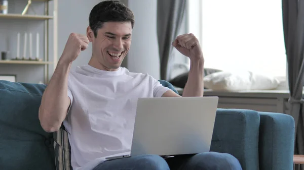 Emocionado hombre guapo celebrando el éxito, Trabajando en el ordenador portátil — Foto de Stock